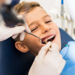 Kind bei Zahnarzt Behandlung